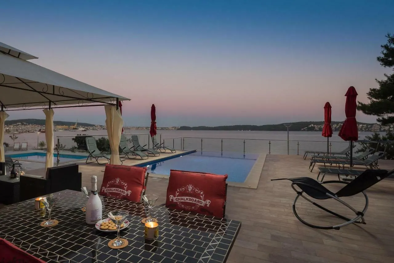 Gem Of The Sea Luxury Beach Apartment With Brand New Heating Infinity Pool Trogir Hırvatistan